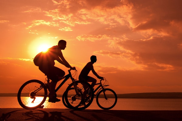 Dva cyklisti na výletě na kole